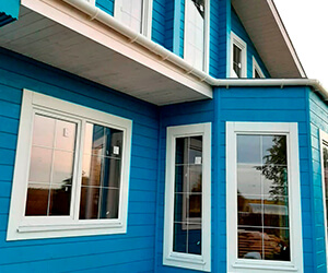 Белые окна из лиственницы в голубом доме в МО - 3