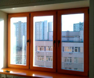 Красивые деревянные окна со стеклопакетом в типовом доме